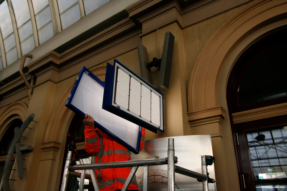 Prorail arbeitet nach der Nachrüstung am Schild.